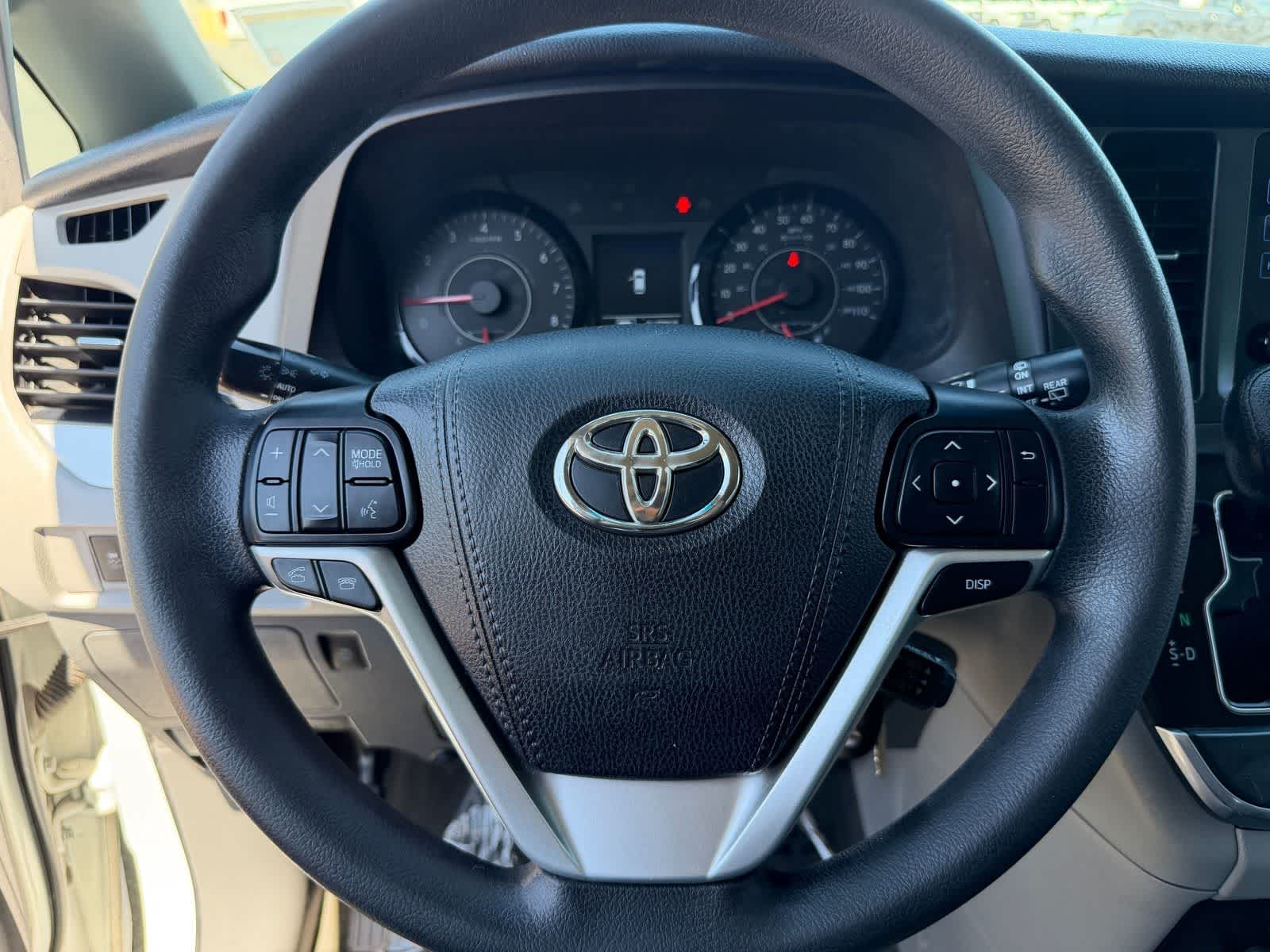 Thumbnail: 2017 Toyota Sienna - 16