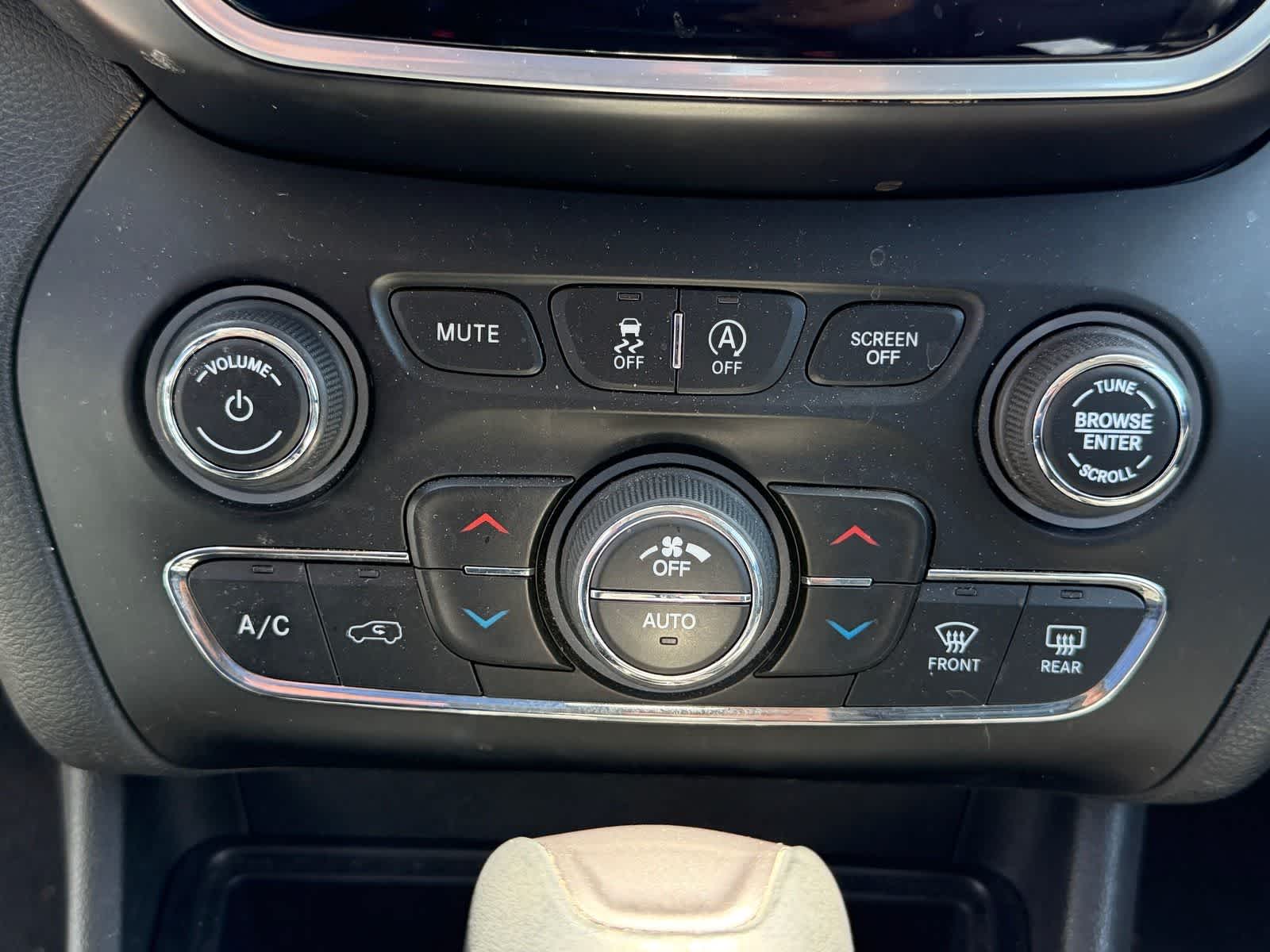 Thumbnail: 2019 Jeep Cherokee - 19