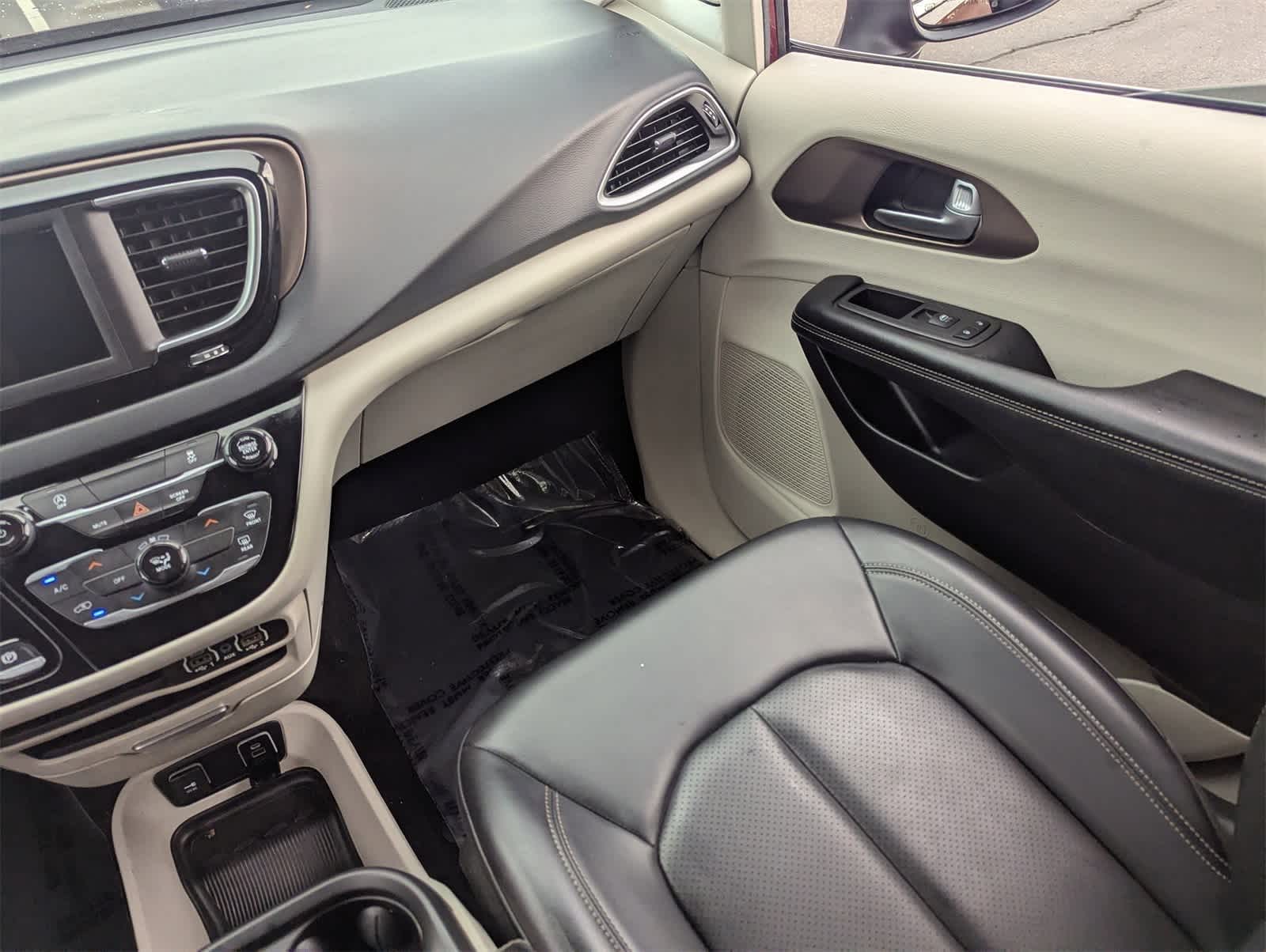 Thumbnail: 2021 Chrysler Voyager - 19