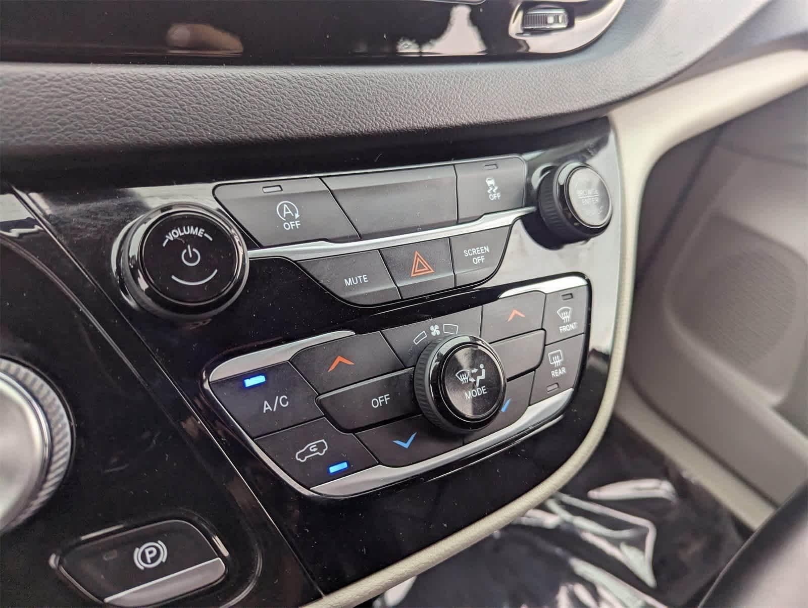 Thumbnail: 2021 Chrysler Voyager - 28