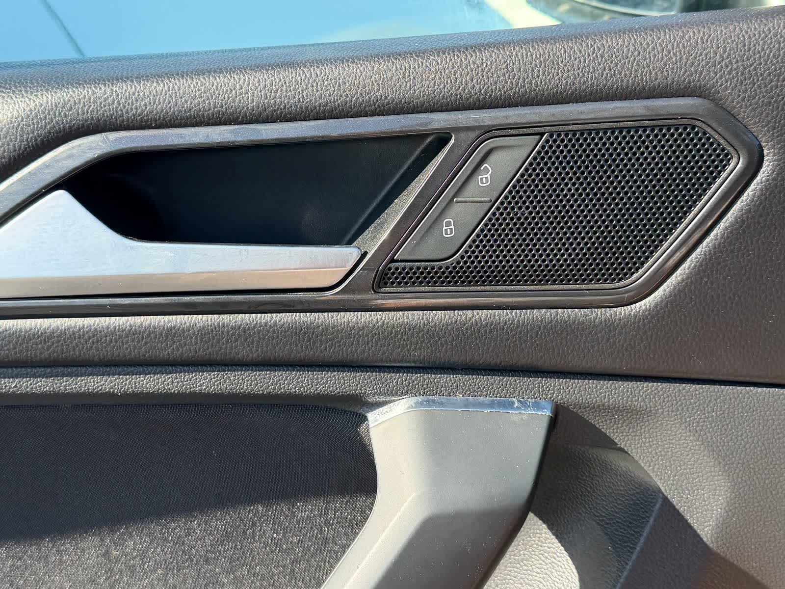 Thumbnail: 2018 Volkswagen Tiguan - 16