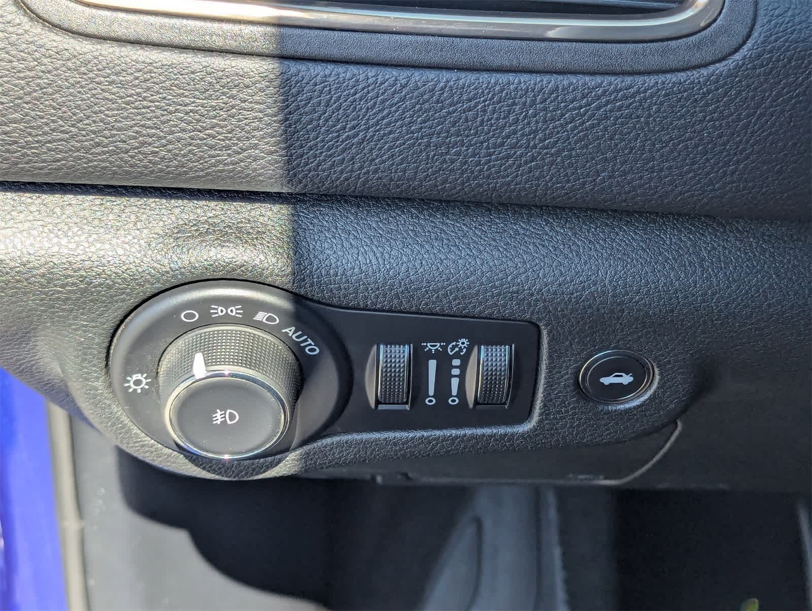 Thumbnail: 2015 Chrysler 200 - 31