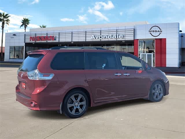 Thumbnail: 2017 Toyota Sienna - 6