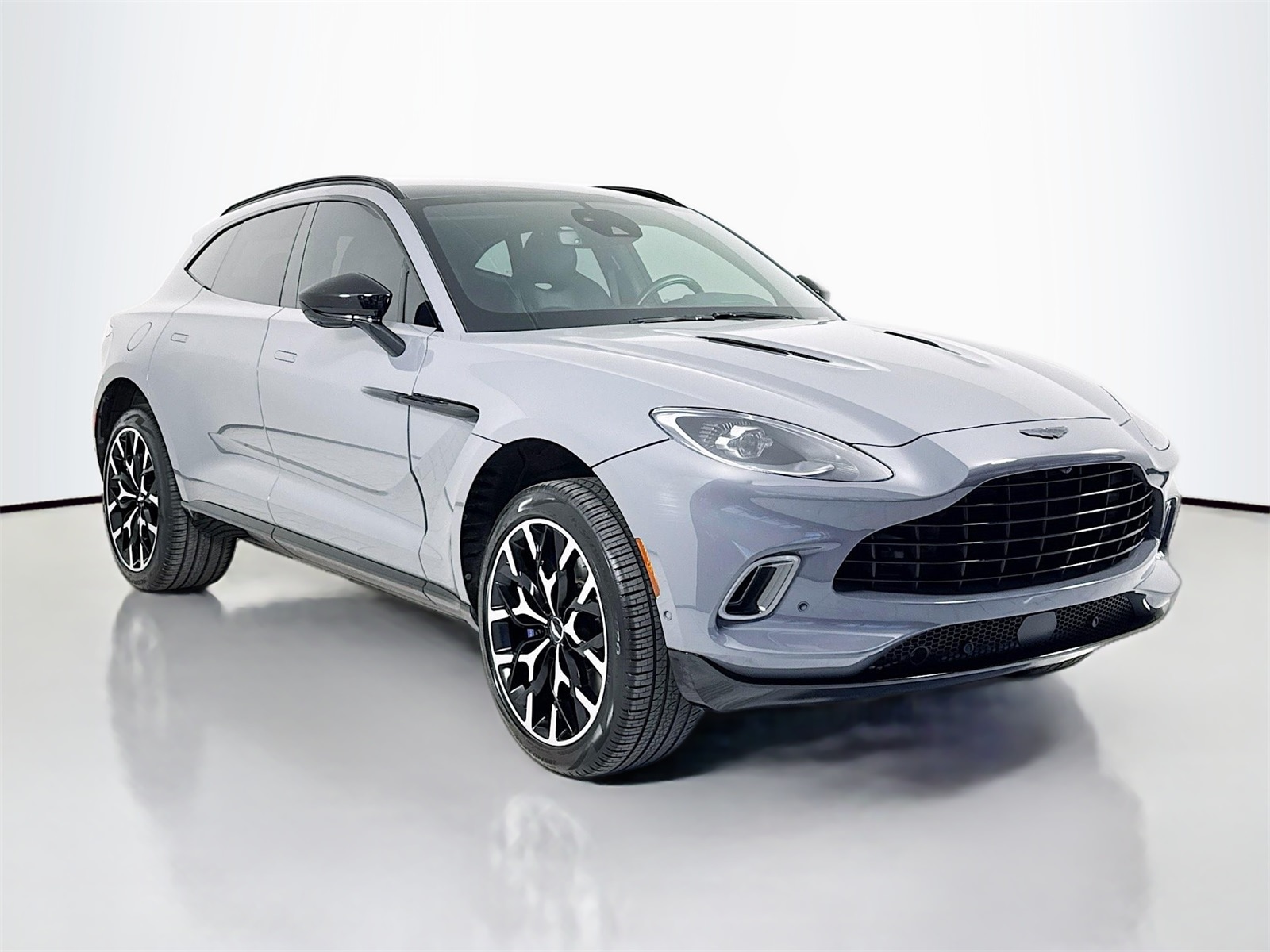 2021 Aston Martin DBX Base's photo