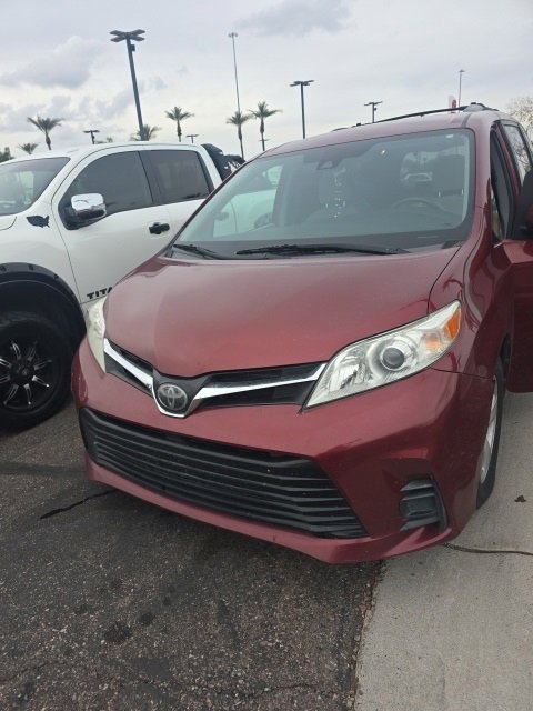 2019 Toyota Sienna LE's photo