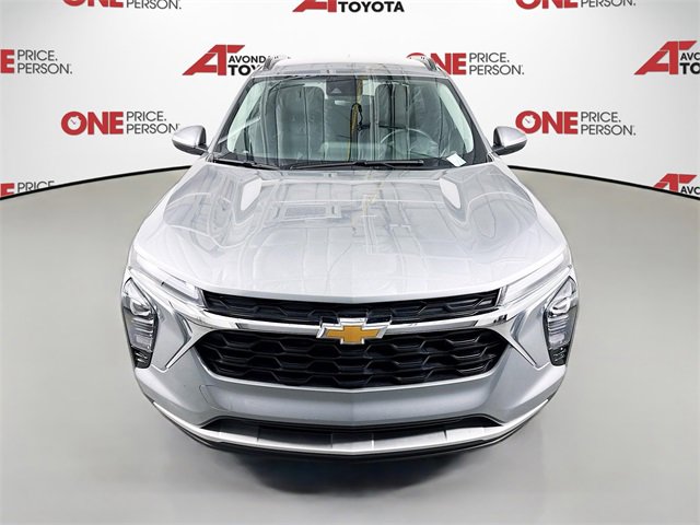 2025 Chevrolet Trax LT photo 2