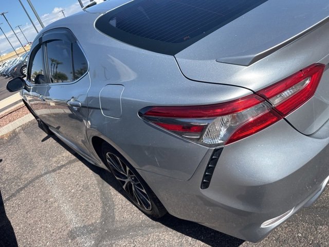 2018 Toyota Camry SE photo 2