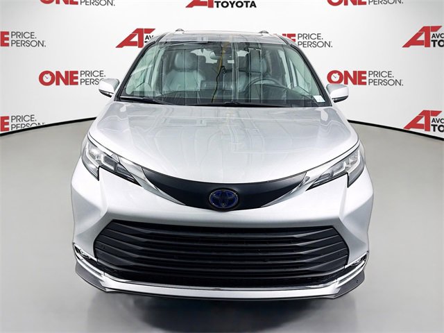 2021 Toyota Sienna XLE photo 2