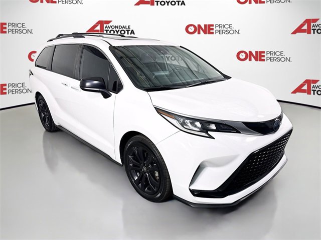 2022 Toyota Sienna XSE's photo