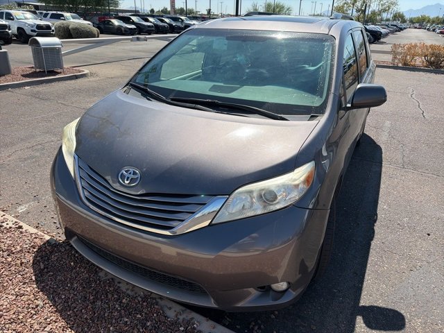 2017 Toyota Sienna Limited XLE Premium photo 3