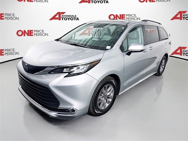 2021 Toyota Sienna XLE photo 3