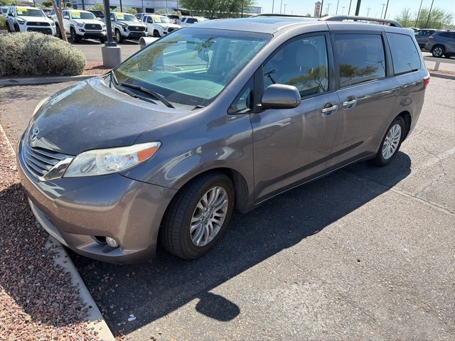 2017 Toyota Sienna Limited XLE Premium photo 2