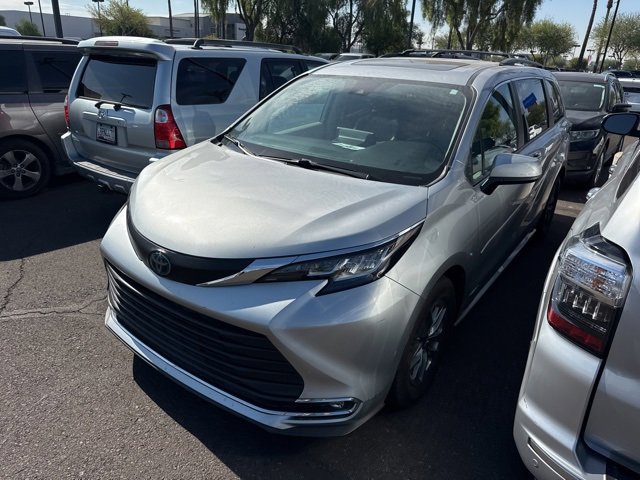 2021 Toyota Sienna XLE photo 2