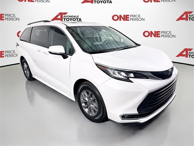 2022 Toyota Sienna XLE's photo
