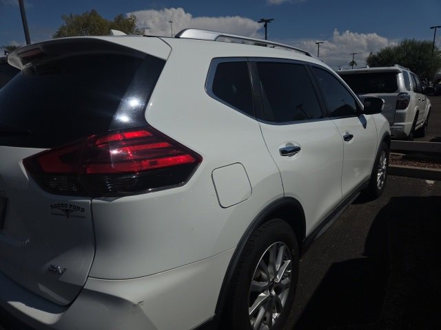2017 Nissan Rogue SV photo 3