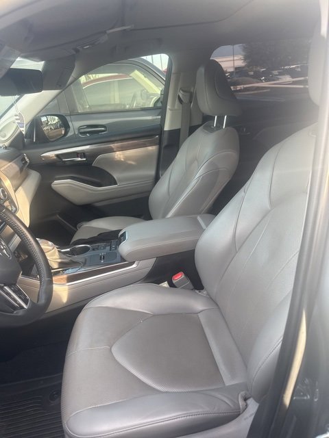 2022 Toyota Highlander Hybrid Limited photo 2