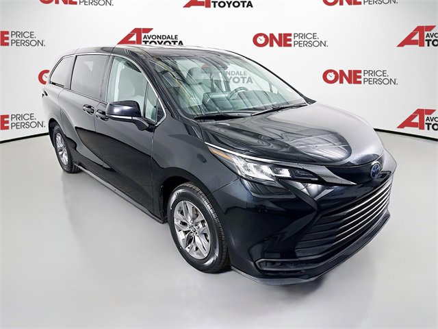2022 Toyota Sienna LE's photo