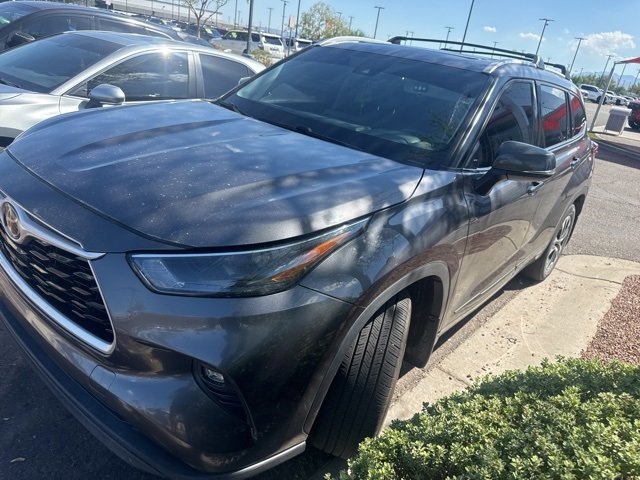 2022 Toyota Highlander XLE photo 2