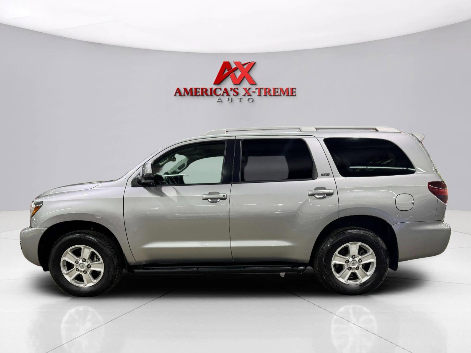 2019 Toyota Sequoia SR5 photo 2