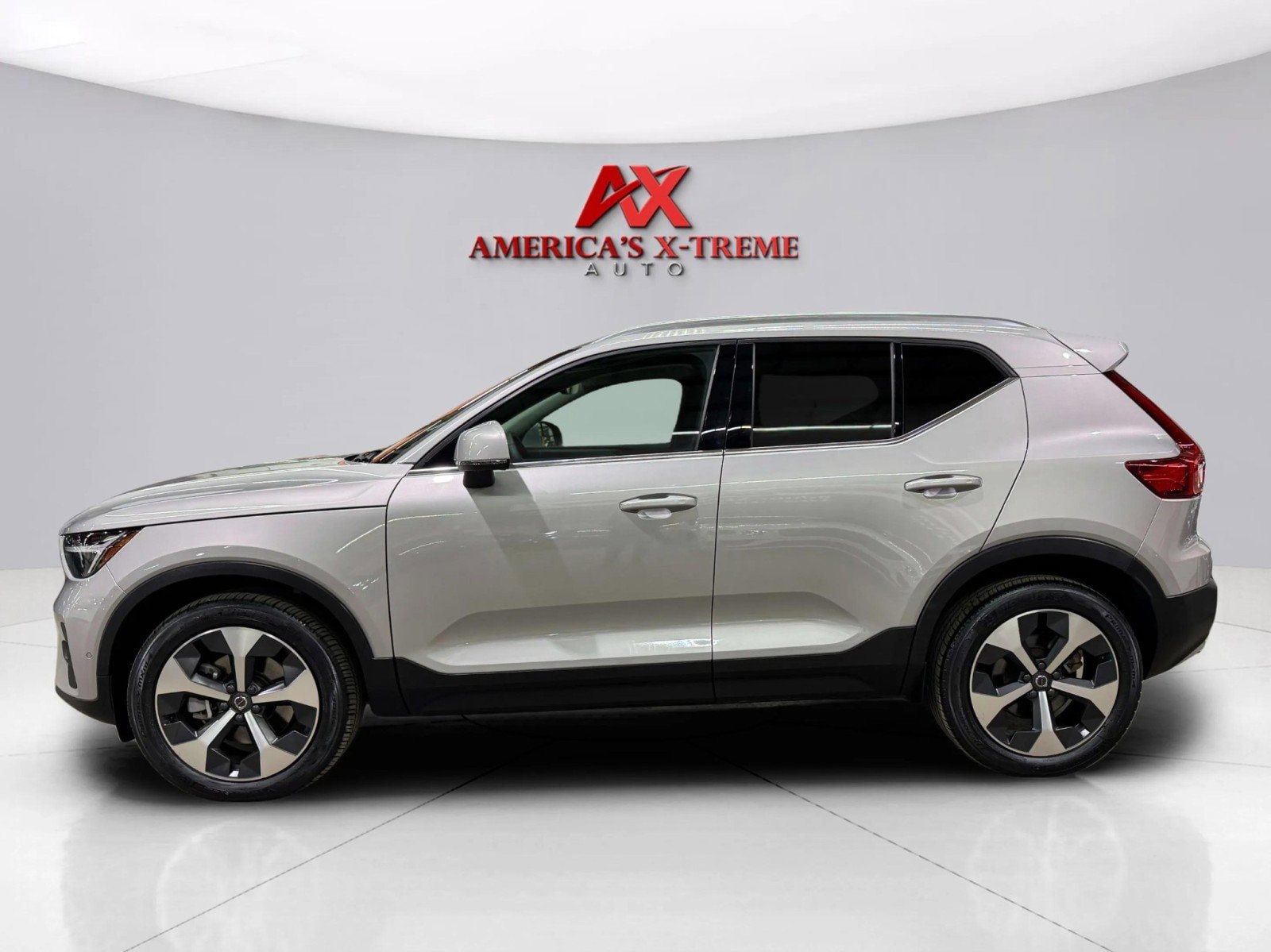 2023 Volvo XC40 AWD Plus photo 4