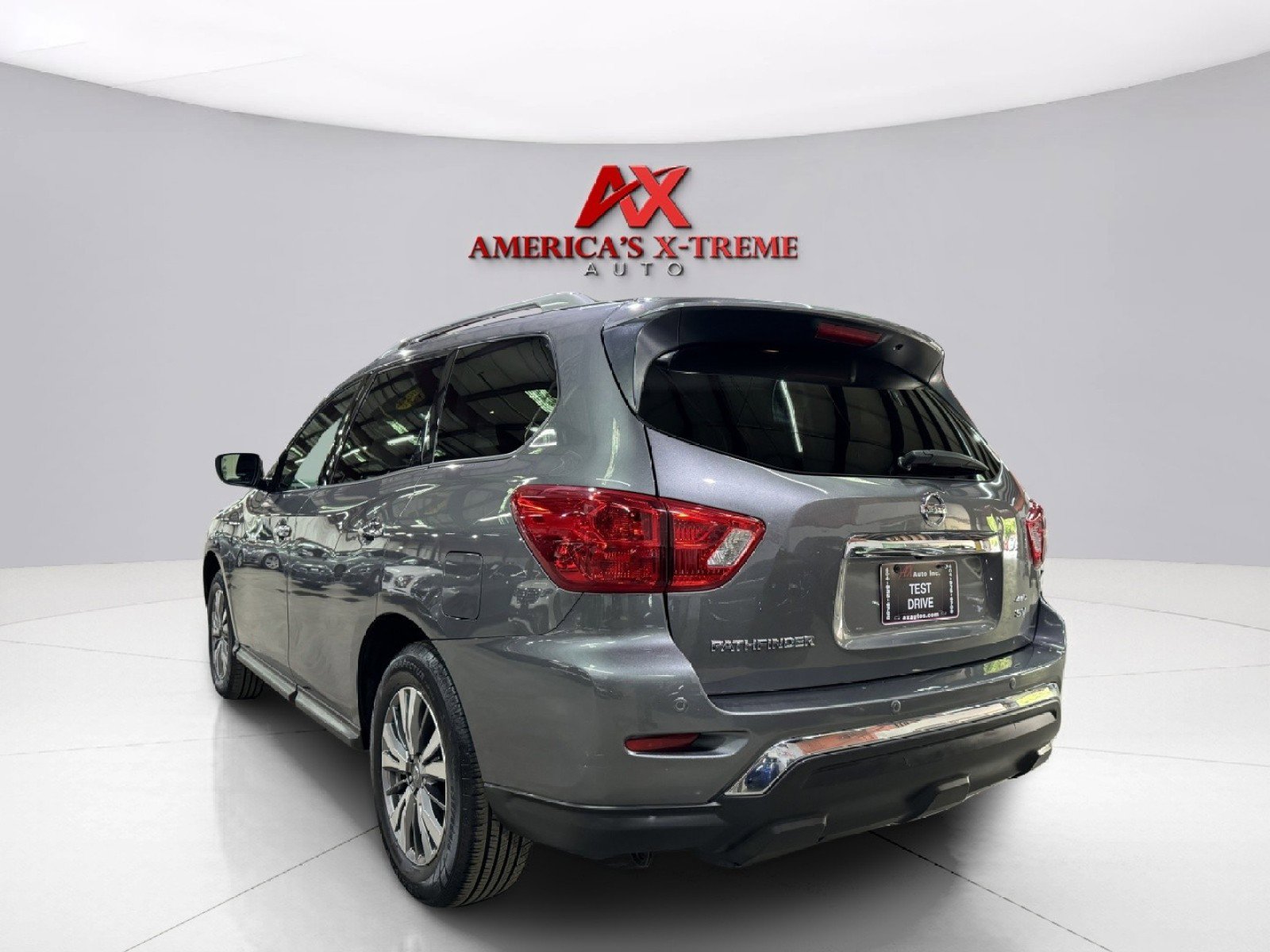 2019 Nissan Pathfinder SV photo 4