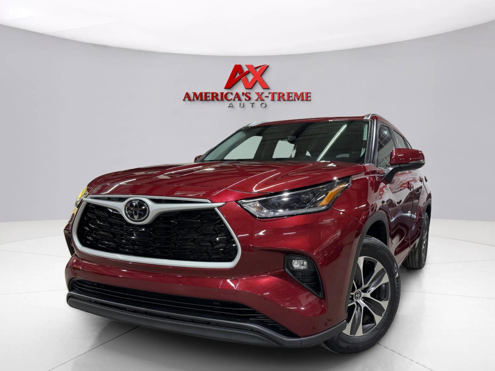 2021 Toyota Highlander XLE photo 2