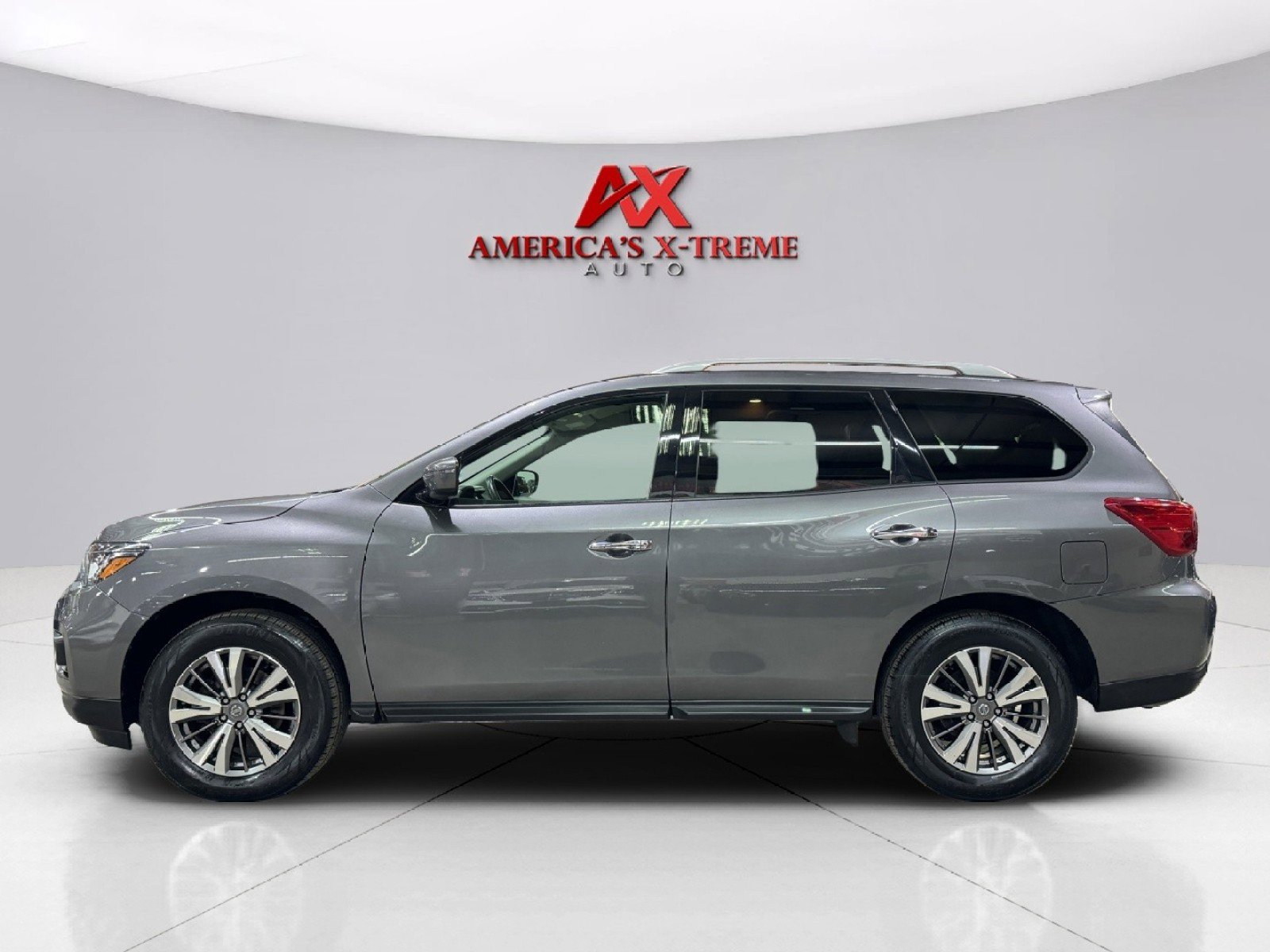 2019 Nissan Pathfinder SV photo 3