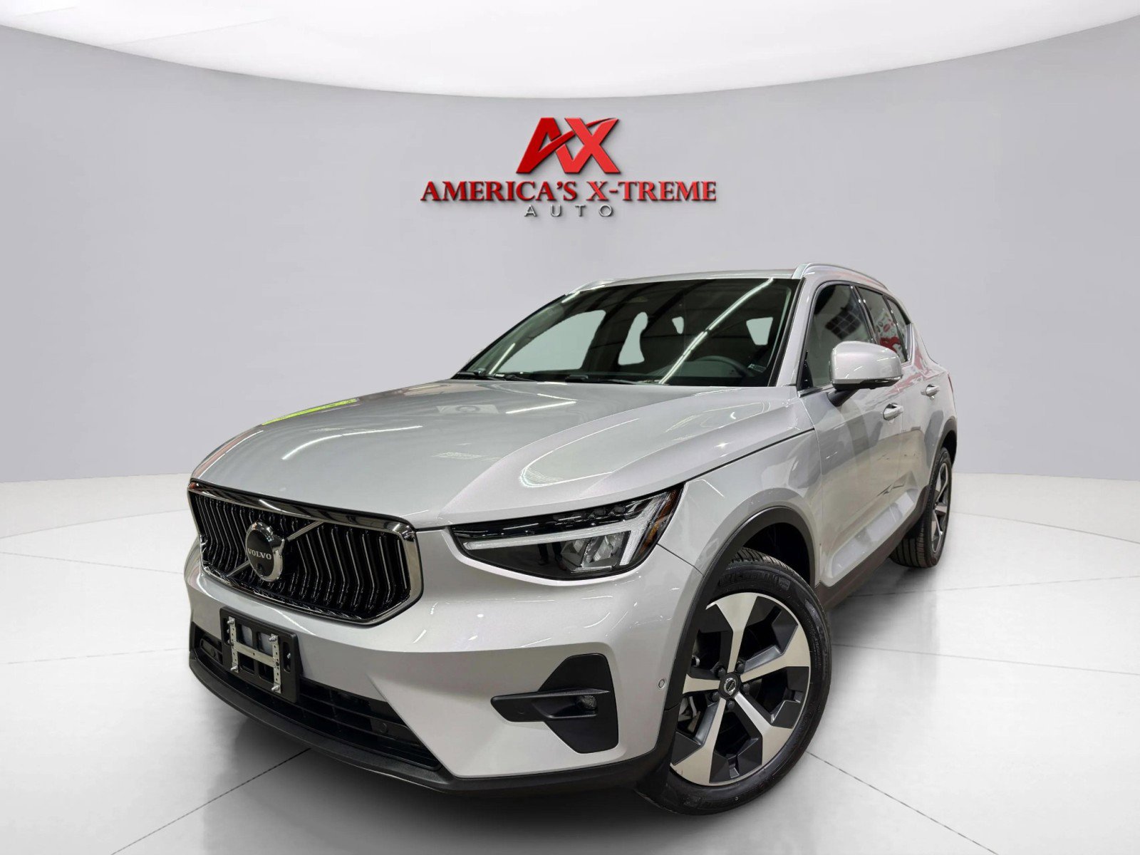 2023 Volvo XC40 AWD Plus photo 2