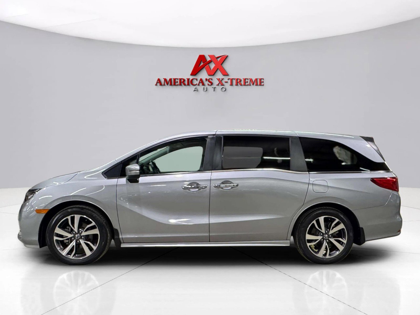 2023 Honda Odyssey Touring photo 2