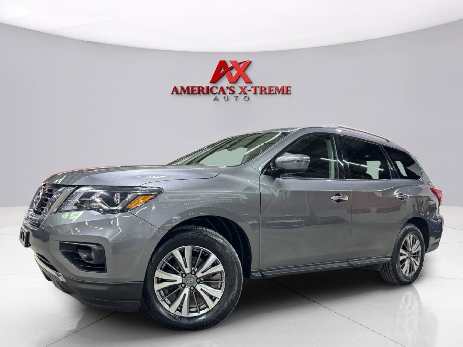 2019 Nissan Pathfinder SV photo 2