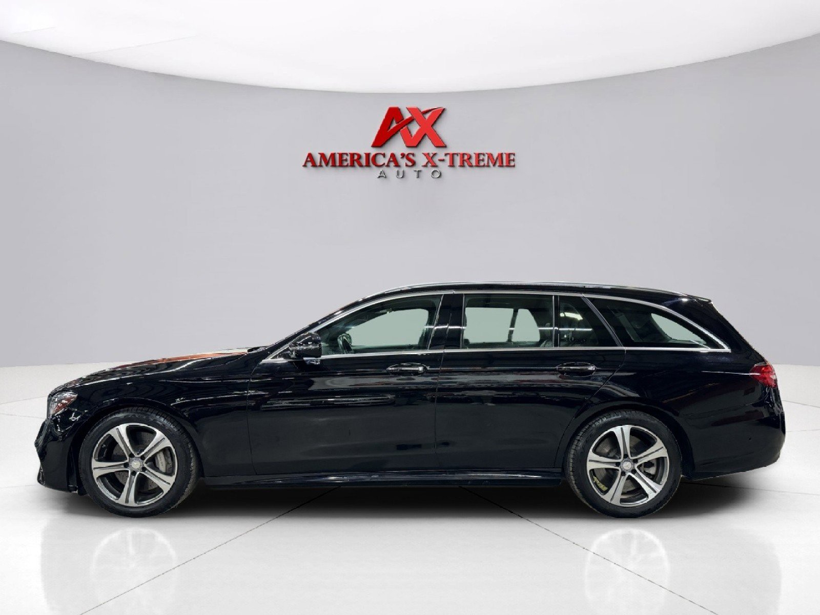 2017 Mercedes Benz E 400 4MATIC Wagon photo 2