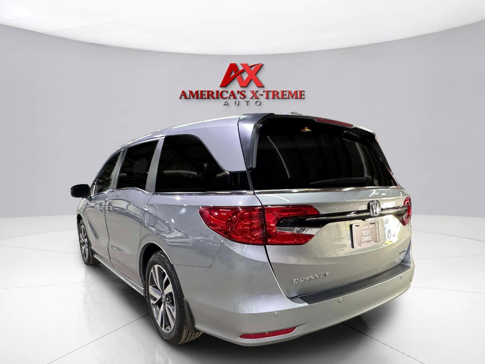 2023 Honda Odyssey Touring photo 3