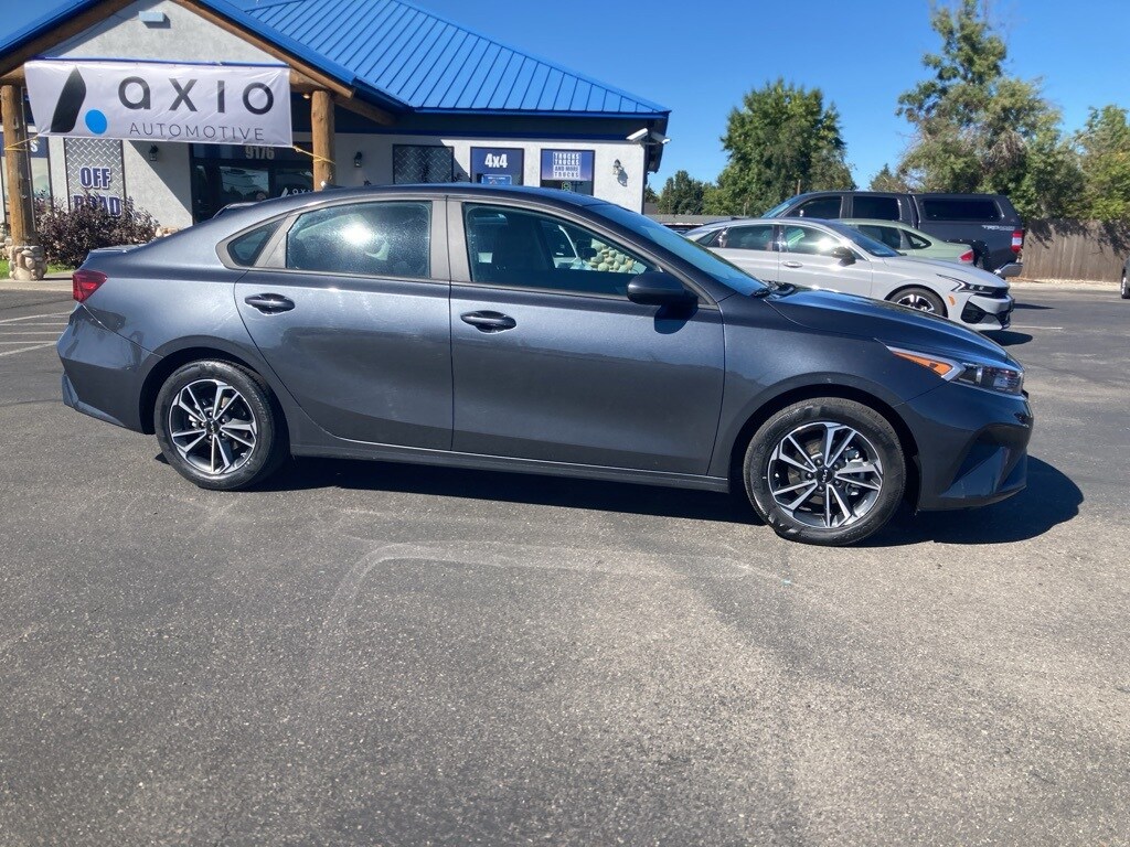 2023 Kia Forte LXS photo 2