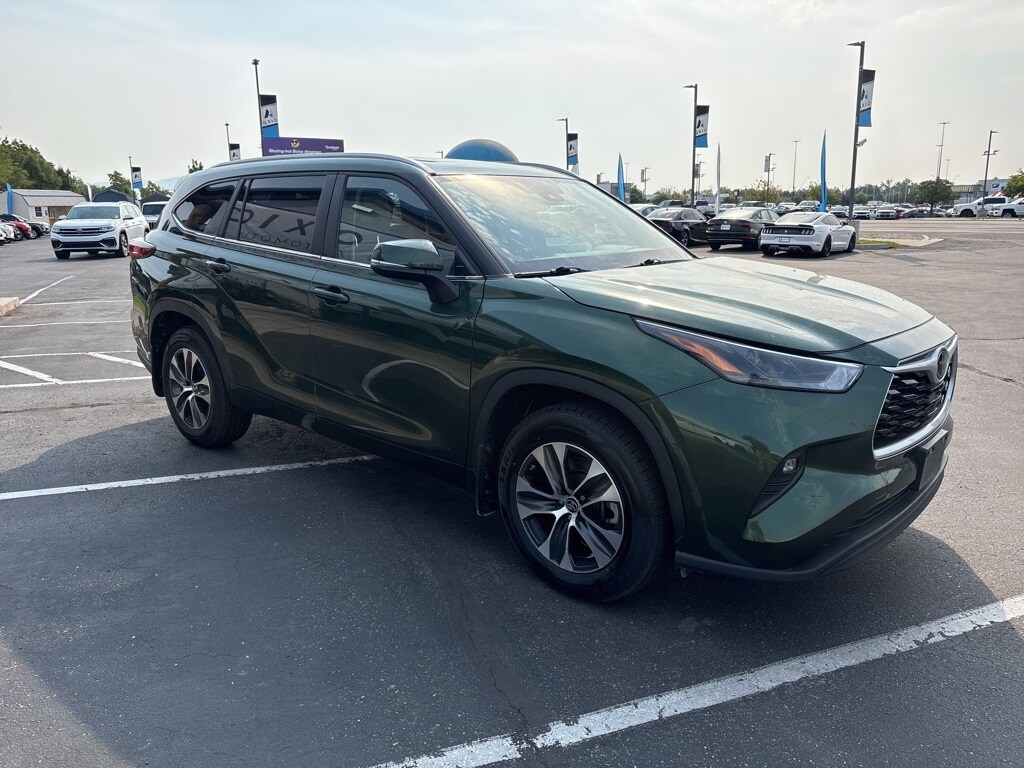 2023 Toyota Highlander L photo 2
