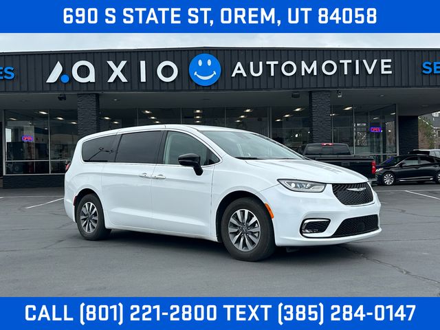 2024 Chrysler Pacifica Hybrid Select PHEV's photo