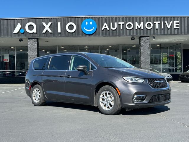 2023 Chrysler Pacifica Touring L's photo