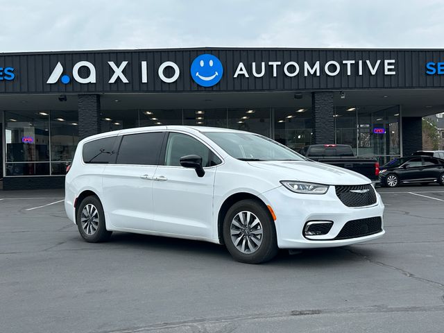 2024 Chrysler Pacifica Hybrid Select PHEV's photo