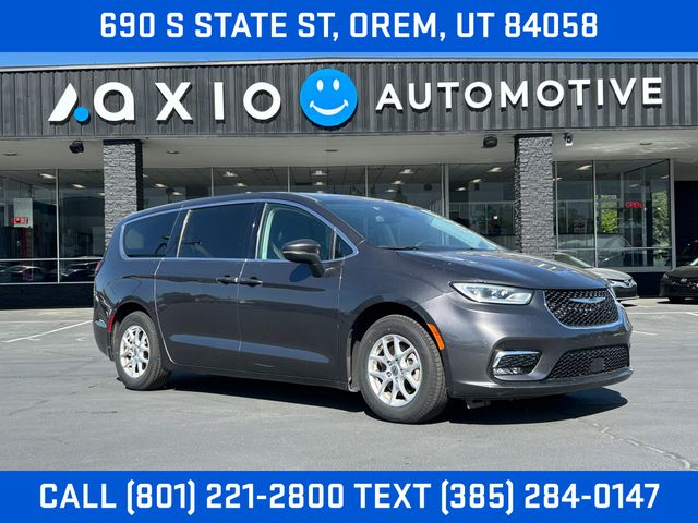 2023 Chrysler Pacifica Touring L's photo