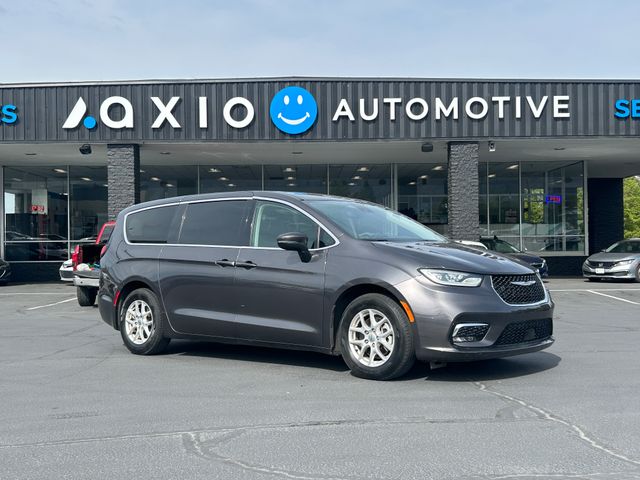 2023 Chrysler Pacifica Touring L's photo
