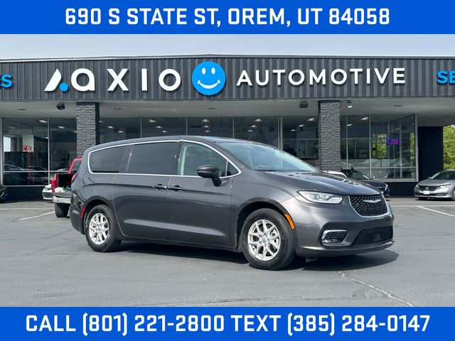 2023 Chrysler Pacifica Touring L's photo