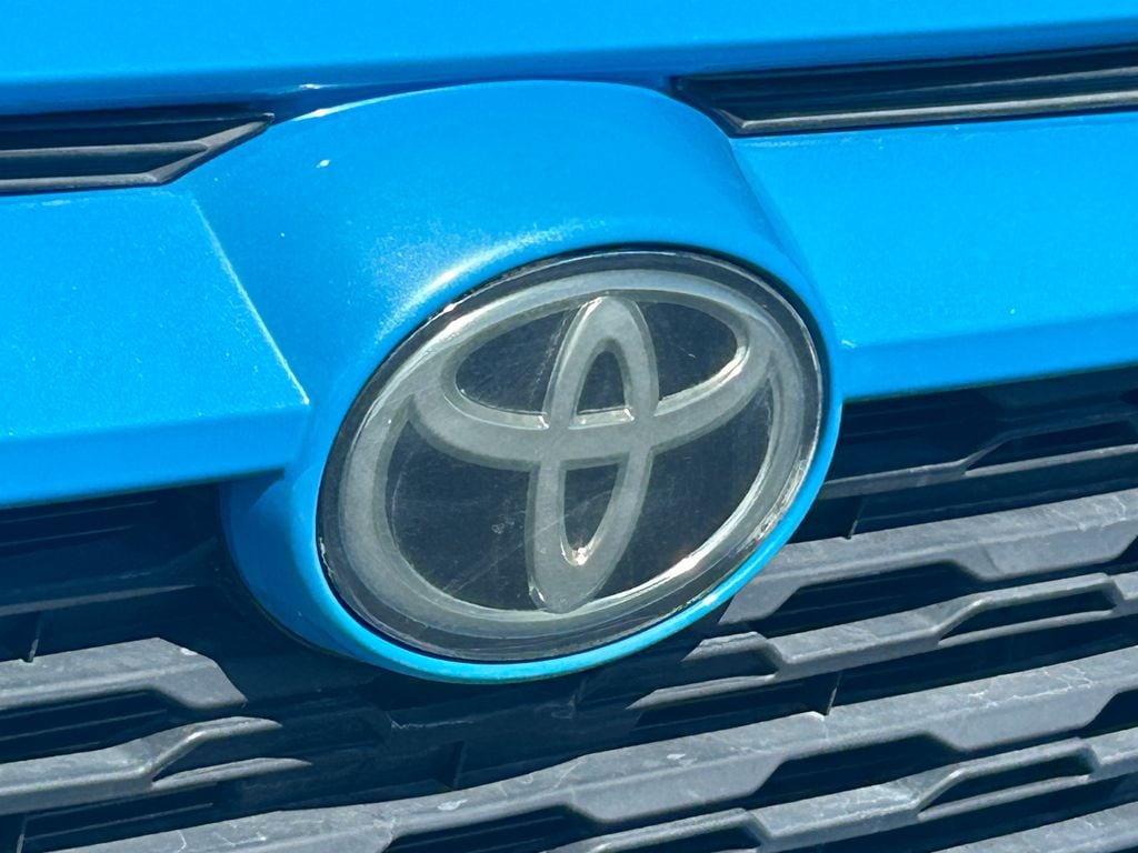 2021 Toyota RAV4 XLE - Photo 9
