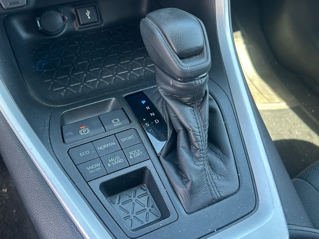 2021 Toyota RAV4 XLE - Photo 15