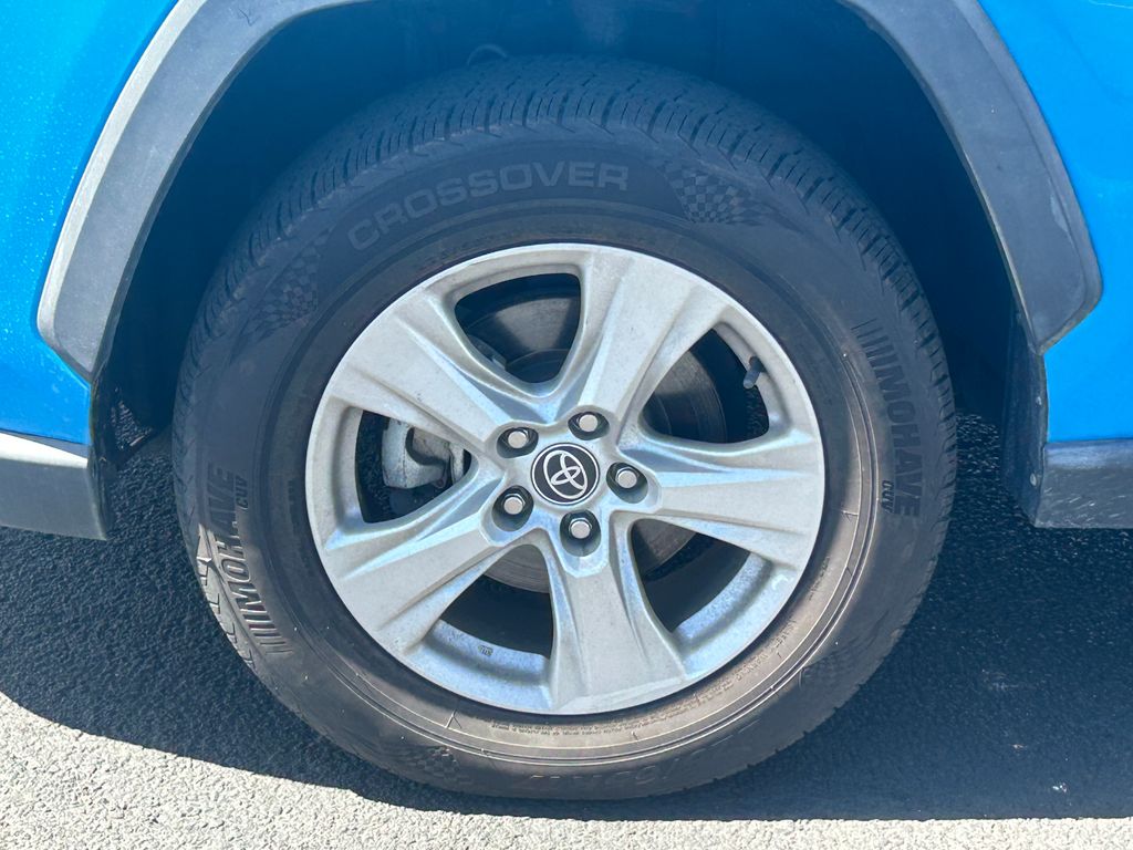 2021 Toyota RAV4 XLE - Photo 11