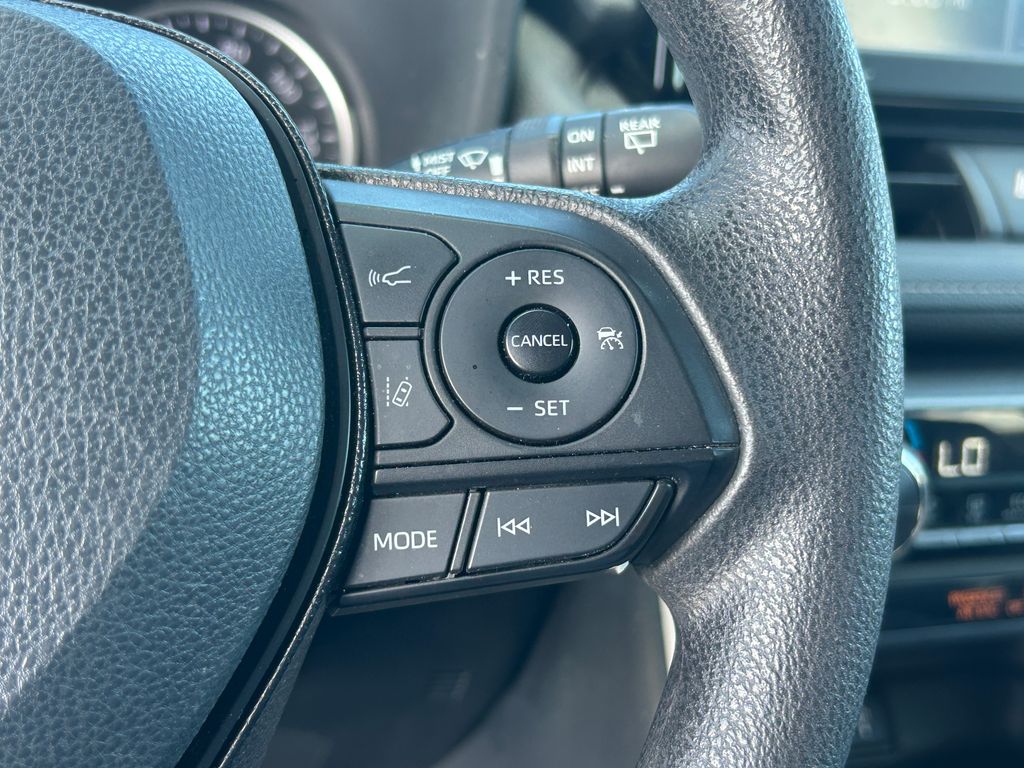 2021 Toyota RAV4 XLE - Photo 17