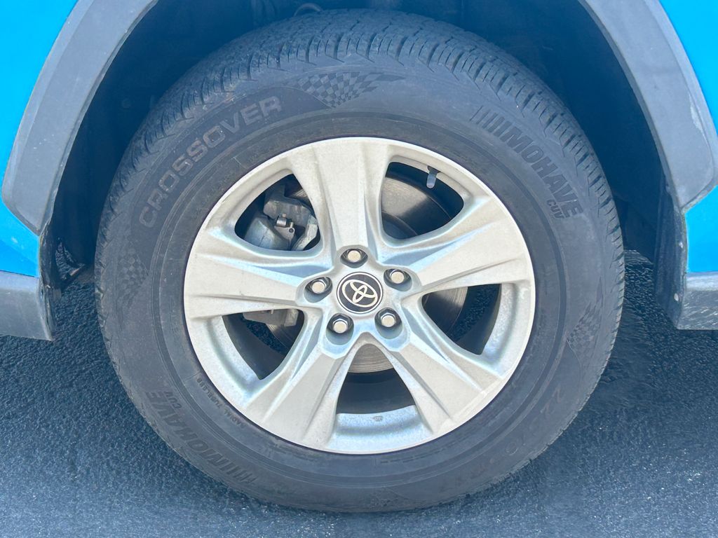 2021 Toyota RAV4 XLE - Photo 12