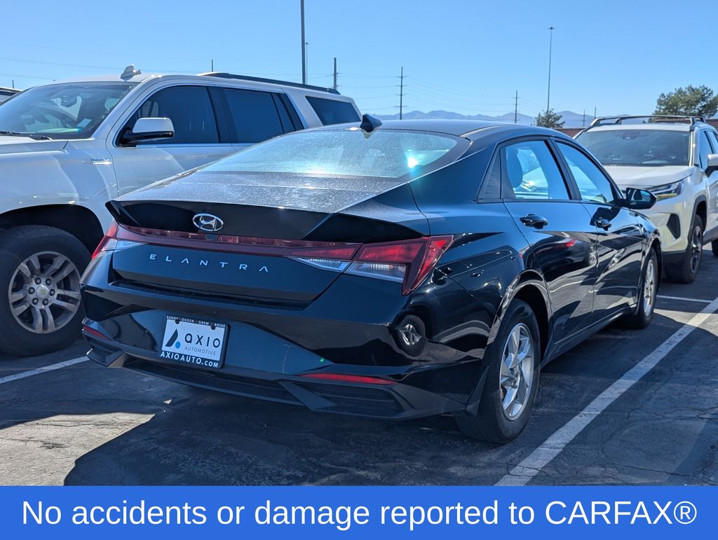 2023 Hyundai Elantra SE photo 2