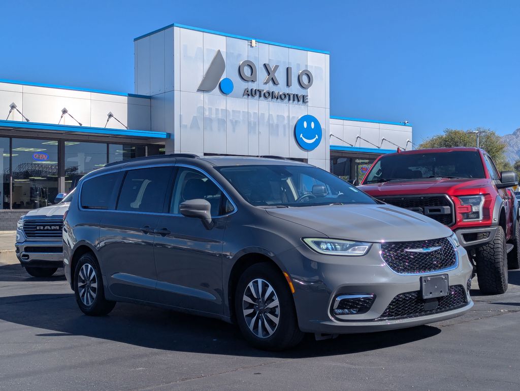 2021 Chrysler Pacifica Hybrid Touring's photo