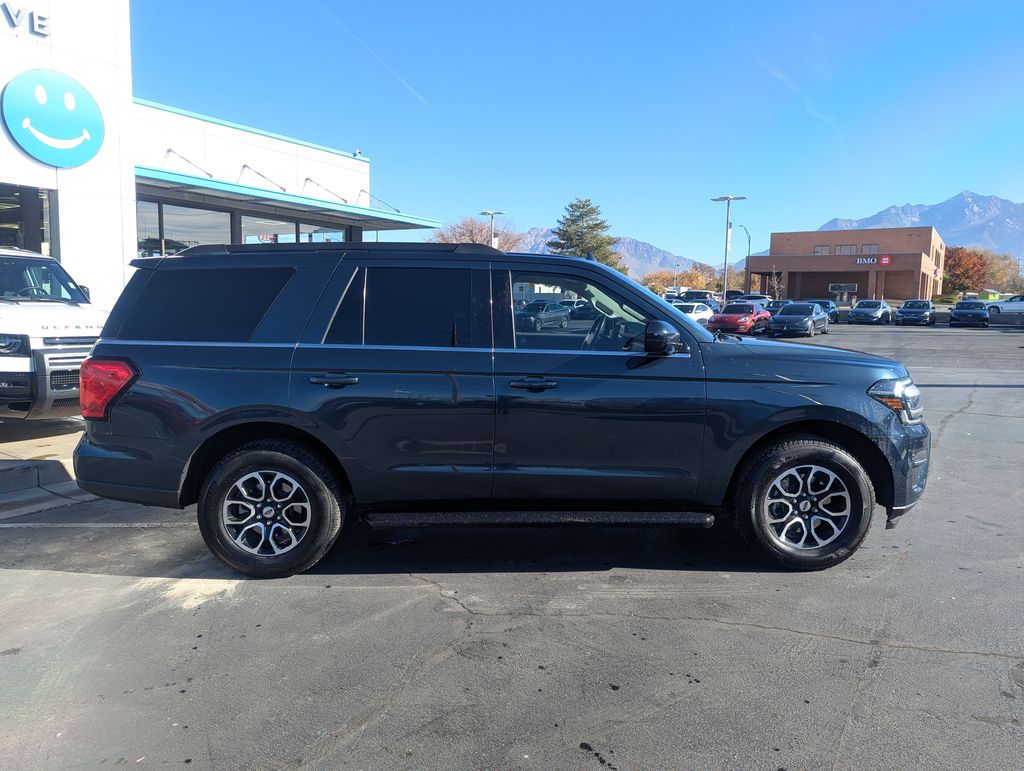 2024 Ford Expedition XLT photo 2