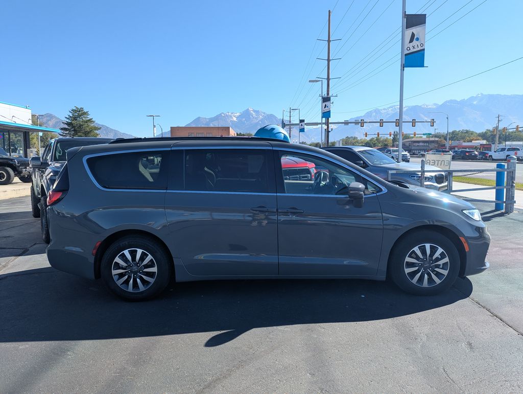 2021 Chrysler Pacifica Hybrid Touring photo 2