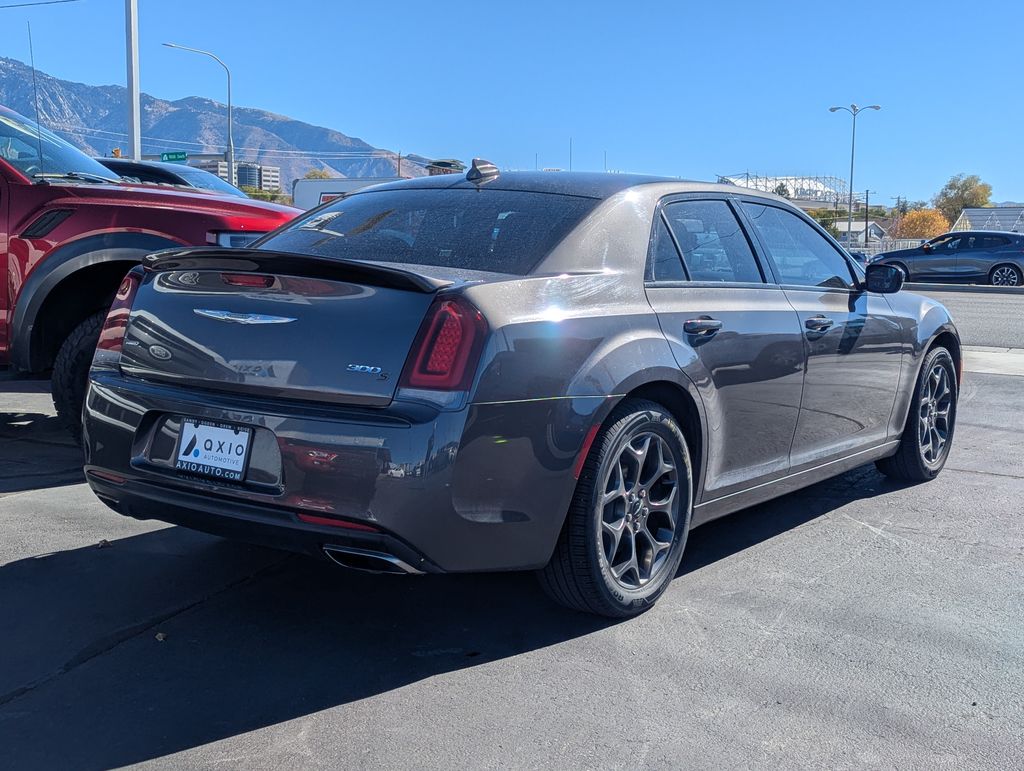 2018 Chrysler 300 S photo 2